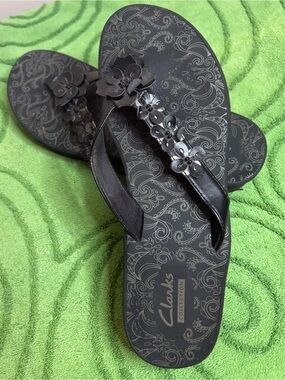 Clarks Collection thong sandals a paisley-patterned footbed/ 3D floral accents